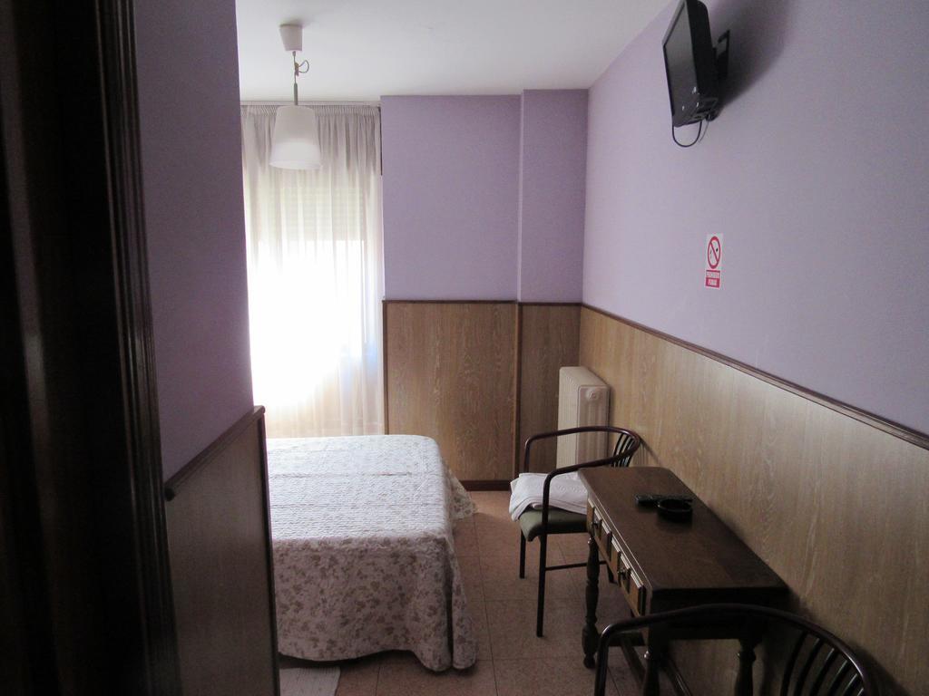 Hostal Restaurante El Abuelo Trobajo Del Camino Exterior foto